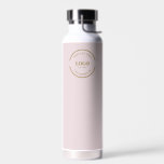 Blush Pink Gold Business Logo QR-code Waterfles<br><div class="desc">Maak een statement met uw zakelijke logo op een professionele blush roze waterfles. Verhoog het webverkeer en het verloving van de klant met de aangepaste QR-codegenerator op het flesje, die rechtstreeks naar uw website kan linken. Mis deze unieke promotiemogelijkheid niet! Pas uw waterflessen vandaag nog aan. Geef deze op een...</div>