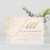Blush Pink & Gold Confetti Script Surprise Party Kaart (Staand voorkant)