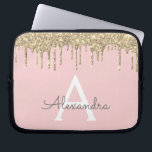 Blush Pink Gold Glitter Sparkle Monogram Laptop Sleeve<br><div class="desc">Blush roze en goudbruin drippen Modern en Elegant Girly Glitter en Sparkle Elegant Monogram Hoesje. Dit hoesje kan worden aangepast om uw initiaal en voornaam te omvatten.</div>
