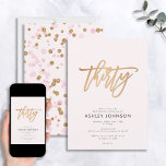 Blush Pink & Gold Script Confetti 30th Birthday Kaart<br><div class="desc">Een schattige, moderne roze en gouden verjaardagsuitnodiging voor de beroemde 30ste verjaardag! Deze nodigt een wazige roze achtergrond met het woord "dertig" in een trendy, bouncy hand lettered script typografie in matte gold folie uit. De achterzijde van de kaart is voorzien van roze en gouden confetti. Copyright Elegant nodigt uit,...</div>