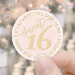 Blush Pink Gold Sweet 16th Birthday Party Favor Ronde Sticker<br><div class="desc">Voeg een smet en trendy afwerking toe aan enveloppen en geniet van deze roze en goudzige, zoete 16e verjaardagsfeestronde stickers. Het ontwerp kenmerkt een moderne handgeschreven type van stijlmanuscript typografie op een gierig lichtroze achtergrond. De tekst in een cirkel is eenvoudig aan te passen. Deze elegante etiketten maken een stijlvolle...</div>