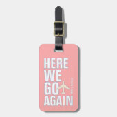 Blush Pink 'HERE WE GO AGAIN' Vliegtuigreis Bagagelabel (Voorkant verticaal)