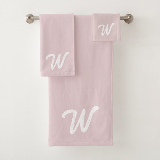 Blush Pink Initiaal Monogram Retro Typografie Bad Handdoek (Insitu)