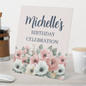 Blush Pink Ivory Sage Floral Birthday Welcome Reclamebord Met Voetstuk (Insitu)