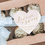 Blush Pink Love is Sweet Wedding Favor Hart Sticker<br><div class="desc">Op maat ontworpen 'liefde is lief' bruiloft-bonbons/labels met gouden kalligrafie op roze waterverf design.</div>