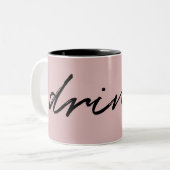 Blush Pink Minimalist Script "drink" Funny Tweekleurige Koffiemok (Voorkant links)