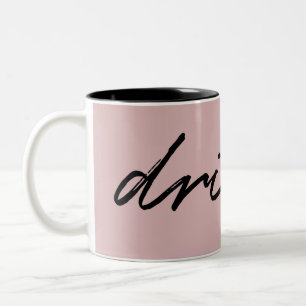 Blush Pink Minimalist Script "drink" Funny Tweekleurige Koffiemok