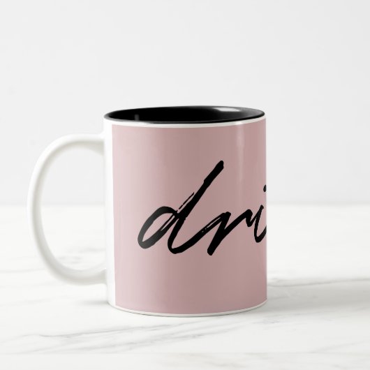 Blush Pink Minimalist Script "drink" Funny Tweekleurige Koffiemok (Links)