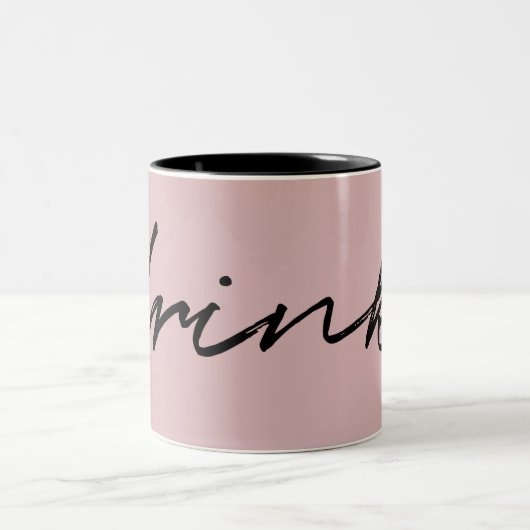 Blush Pink Minimalist Script "drink" Funny Tweekleurige Koffiemok (Center)