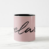 Blush Pink Minimalist Script "relaxen" Funny Tweekleurige Koffiemok (Center)