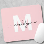 Blush Pink Modern Script Naam Monogram Muismat<br><div class="desc">Gepersonaliseerde Blush Pink Initiaal Monogram Muismat. Voeg een vleugje elegantie toe aan uw werkruimte met dit stijlvolle muismatje. Met een zacht blozend roze achtergrond, een knapperige witte initialen letter en een strakke zwarte scriptnaam, is dit ontwerp ideaal voor iedereen die van een vrouwelijke en luxueuze look houdt. Ideaal voor studentenverenigingen,...</div>