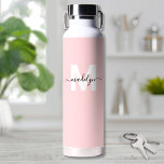 Blush Pink Moderne naam Monogram Waterfles<br><div class="desc">Creëer uw eigen gepersonaliseerde Blush Pink naam Monogram waterfles. Deze schattige en stijlvolle waterfles heeft een zacht blozend roze achtergrond met een vet wit initiaal in het midden, bedekt met een vloeiende zwarte scriptnaam voor een persoonlijke touch aan beide zijden. Ideaal voor studenten, leraren, sportschoolgangers en fitnessliefhebbers, het is perfect...</div>