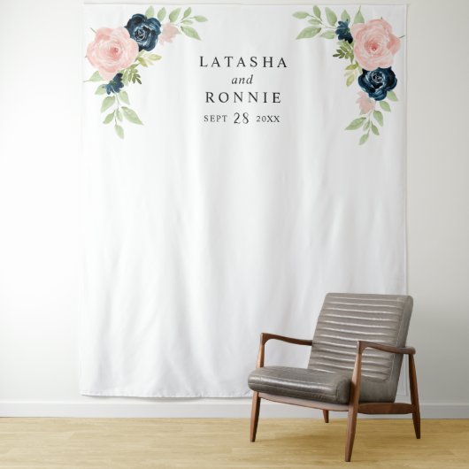 Blush Pink Navy Blue Floral Weduwfoto Achtergrond Wandkleed (In situ)