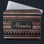 Blush Pink - Roos Gold Boho Pattern Monogram Laptop Sleeve<br><div class="desc">Blush Pink - Roos Gold Faux Folie Bohemian (Boho) Tribal Girly Pattern Monogram Gepersonaliseerde Smart Phone Case. Neem contact op met de ontwerper voor aangepaste overeenkomende items.</div>