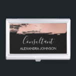Blush Pink - Roos Gold Folie Brush Stroke Visitekaarthouder<br><div class="desc">Blush Pink - Roos Gold en Black Folie Brush Stroke Trendy Consultant Minimalistische visitekaarthouder met witte handgetekende elegante typografie voor het monogram. De Blush Pink - Roos Gold en Black Folie Brush Stroke visitekaarthouder kan voor elk beroep worden aangepast. Als het beroep of de naamtekst niet aan uw behoeften voldoet,...</div>