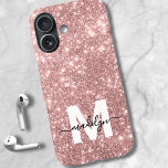 Blush Pink Rose Gold Glitter Naam Monogram iPhone 16 Hoesje<br><div class="desc">Gepersonaliseerde Roos Gold Blush Pink Faux Glitter Sparkle Initiaal Monogram Telefoonhoes. Voeg een vleugje elegantie en glamour toe aan uw telefoon met deze stijlvolle gepersonaliseerde telefoonhoes. Met een zacht blush roze faux glitter sprankelende achtergrond, een fris wit initialen letter en een strakke zwarte scriptnaam, brengt dit ontwerp een luxe, eigentijdse...</div>