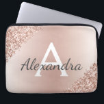 Blush Pink Rose Gold Metallic Glitter Monogram Laptop Sleeve<br><div class="desc">Blush Pink Rose Gold Metallic Glitter en Sparkle Modern en Elegant Monogram Hoesje. Dit hoesje kan worden aangepast om uw initiaal en voornaam op te nemen en maakt een geweldig meisjeskerstcadeau of zoet 16-verjaardagscadeau.</div>