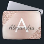Blush Pink Rose Gold Metallic Glitter Monogram Laptop Sleeve<br><div class="desc">Blush Pink Rose Gold Metallic Glitter en Sparkle Modern en Elegant Monogram Hoesje. Dit hoesje kan worden aangepast om uw initiaal en voornaam op te nemen en maakt een geweldig meisjeskerstcadeau of zoet 16-verjaardagscadeau.</div>