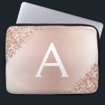 Blush Pink Rose Gold Metallic Glitter Monogram Laptop Sleeve<br><div class="desc">Blush Pink Rose Gold Metallic Glitter en Sparkle Modern en Elegant Monogram Hoesje. Dit hoesje kan worden aangepast om uw initiaal en voornaam op te nemen en maakt een geweldig meisjeskerstcadeau of zoet 16-verjaardagscadeau.</div>