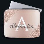 Blush Pink Rose Gold Metallic Glitter Monogram Laptop Sleeve<br><div class="desc">Blush Pink Rose Gold Metallic Glitter en Sparkle Modern en Elegant Monogram Hoesje. Dit hoesje kan worden aangepast om uw initiaal en voornaam op te nemen en maakt een geweldig meisjeskerstcadeau of zoet 16-verjaardagscadeau.</div>