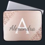 Blush Pink Rose Gold Metallic Glitter Monogram Laptop Sleeve<br><div class="desc">Blush Pink Rose Gold Metallic Glitter en Sparkle Modern en Elegant Monogram Hoesje. Dit hoesje kan worden aangepast om uw initiaal en voornaam op te nemen en maakt een geweldig meisjeskerstcadeau of zoet 16-verjaardagscadeau.</div>