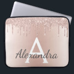 Blush Pink Rose Gold Metallic Glitter Monogram Laptop Sleeve<br><div class="desc">Blush roze roze gouden metalen druppelaar Glitter en Sparkle Modern en Elegant Monogram Hoesje. Dit hoesje kan worden aangepast om uw initiaal en voornaam op te nemen en maakt een geweldige kerst of 16 zoete cadeautjes voor 16e verjaardag.</div>