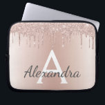 Blush Pink Rose Gold Metallic Glitter Monogram Laptop Sleeve<br><div class="desc">Blush roze roze gouden metalen druppelaar Glitter en Sparkle Modern en Elegant Monogram Hoesje. Dit hoesje kan worden aangepast om uw initiaal en voornaam op te nemen en maakt een geweldige kerst of 16 zoete cadeautjes voor 16e verjaardag.</div>
