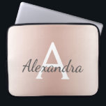 Blush Pink Rose Gold Metallic Ombre Monogram Laptop Sleeve<br><div class="desc">Blush Pink Rose Gold Metallic Modern en elegant Monogram Hoesje. Dit hoesje kan worden aangepast om uw initiaal en voornaam op te nemen en maakt een geweldig meisjeskerstcadeau of zoet 16-verjaardagscadeau.</div>