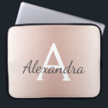 Blush Pink Rose Gold Metallic Ombre Monogram Laptop Sleeve<br><div class="desc">Blush Pink Rose Gold Metallic Modern en elegant Monogram Hoesje. Dit hoesje kan worden aangepast om uw initiaal en voornaam op te nemen en maakt een geweldig meisjeskerstcadeau of zoet 16-verjaardagscadeau.</div>