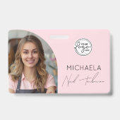Blush Pink Script Logo Photo Nail Technician Badge (Voorzijde)