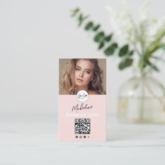 Blush Pink Script Logo QR Code Photo Lashes Studio Visitekaartje (Staand voorkant)