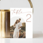 Blush Pink Script Wedding | Minimalistische boogfo Kaart<br><div class="desc">Voeg een zacht, romantisch tintje toe aan uw huwelijksreceptie met deze elegante tafelnummerkaart met blush roze script en een aangepaste boogfoto. Ontworpen in een minimalistische stijl, is dit zacht roos roze tafelnummer ideaal voor blozen, boho of bruiloften met een neutraal thema. Personaliseer eenvoudig met uw tafelnummer en favoriete foto om...</div>