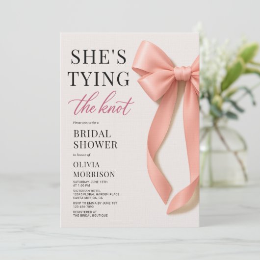 Blush Pink She's Tying The Knot Bow Bridal Shower Kaart (Staand voorkant)