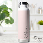 Blush Pink Simple Script-Jouw namen Waterfles<br><div class="desc">Eenvoudig maar verbluffend. Personaliseer deze waterfles met jouw naam,  of een naam van geliefden. Een eenvoudige elegante scripttypografie met een meisjesrand. Wijzig de achtergrond- en lettertypekleuren naar alles wat u wilt. Blush Roze Trendy Eenvoudige Jouw naam Minimalistische Waterfles</div>