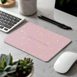 Blush Pink Sky Gold Stars Minimalistisch Monogram Muismat<br><div class="desc">Mooie blush roze achtergrond met een naadloos patroon van gouden sterren en een elegant script lettertype monogram. Dit artikel past prachtig bij andere bijpassende kantoor en persoonlijke items die u in onze winkel kunt vinden.</div>