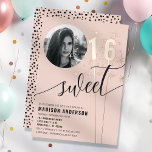 Blush Pink Sparkler Sweet 16 Verjaardag Foto Folie Uitnodiging<br><div class="desc">Vier een speciale Sweet 16 met deze elegante blush roze uitnodiging, met sprankelende accenten en een aangepaste foto optie. Ontworpen in een moderne stijl, bevat deze folie details die een vleugje sophisticatie toevoegen, waardoor het ideaal is voor een mijlpaal verjaardagsfeest. Personaliseer het met de naam van het verjaardagsmeisje, feestdetails en...</div>