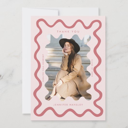 Blush Pink Squiggly Wavy Line Afstuderen Bedankt Aankondiging (Voorkant)