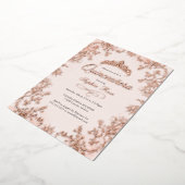 Blush Roos Gold Crown Floral Quinceanera Folie Uitnodiging (Gedraaid)