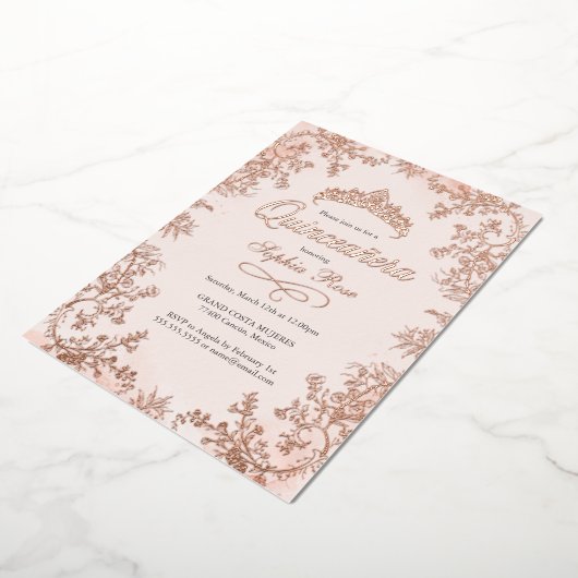 Blush Roos Gold Crown Floral Quinceanera Folie Uitnodiging (Gedraaid)