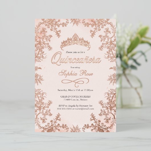 Blush Roos Gold Crown Floral Quinceanera Folie Uitnodiging (Staand Voorkant)