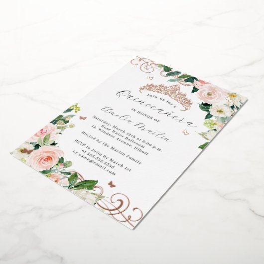 Blush Roos Gouden Bloemen Swirl Quinceanera Folie Uitnodiging (Gedraaid)