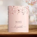 Blush roos gouden sterren dripping monogram naam 2 planner<br><div class="desc">Een faux blush, roos gouden metalen achtergrond met elegante faux roos gouden glitterij en het glanzen sterren vallen, druppelen. Personaliseer en voeg een jaar 2023 (of om het even welk jaar) en een naam toe. De naam wordt geschreven in donker roos goud met een groot modern handgeschreven stijlmanuscript met swashes....</div>