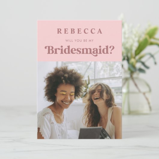 Blush roze 70s Bridesmaid-voorstel van het Manuscr Aankondiging (Staand voorkant)