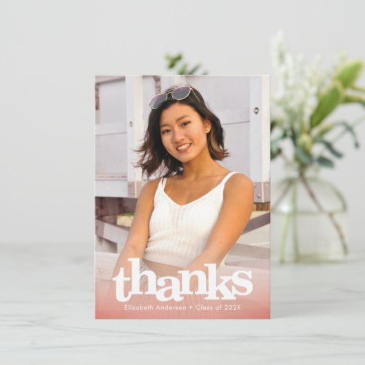 Blush roze afstuderen foto modern vet typografie bedankkaart (Staand voorkant)