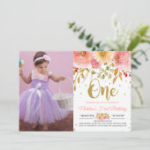 Blush roze bloemen 1e verjaardag foto uitnodiging (Staand voorkant)