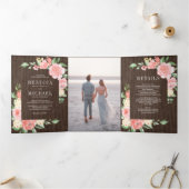 Blush Roze Bloemen Fotoschuur Hout Bruiloft Drieluik Uitnodiging (Binnen)