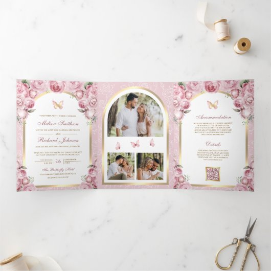 Blush Roze Bloemen Gouden Boog Vlinderbruiloft Drieluik Uitnodiging (Binnen)