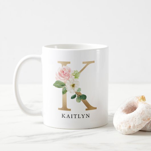 Blush Roze Bloemen & Gouden Letter K Monogram Koffiemok (Met donut)