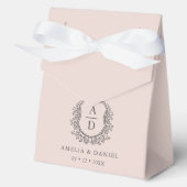 Blush Roze Bloemen Monogram Bruiloft Crest Modern Bedankdoosjes (Voorkant)