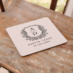 Blush Roze Bloemen Monogram Bruiloft Crest Modern Kartonnen Onderzetters<br><div class="desc">Voeg een elegante touch toe aan uw feest met het Modern Monogram Wedding Crest Square Paper Onderzetter. Met een geavanceerd monogram crest-ontwerp zijn deze onderzetters ideaal voor bruiloften, verlovingsfeesten of vrijgezellenfeesten. De stijlvolle vierkante vorm en het hoogwaardige, absorberende papier beschermen oppervlakken en verbeteren tegelijkertijd uw inrichting. Personaliseer met uw initialen...</div>